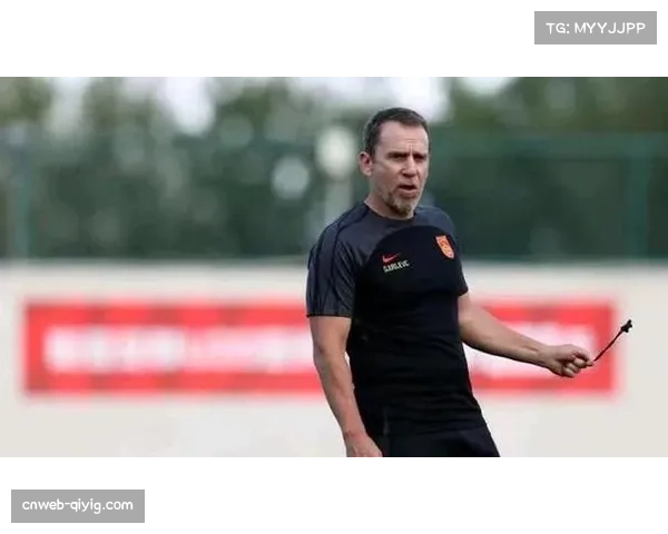 特写：终场哨响，萨勒尼塔纳球员瘫坐草地，保级仅剩理论可能